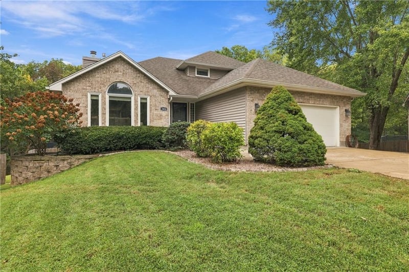 3650 SW Kimstin Cir, Blue Springs, MO 64015