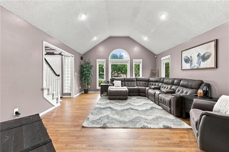 3650 SW Kimstin Cir, Blue Springs, MO 64015