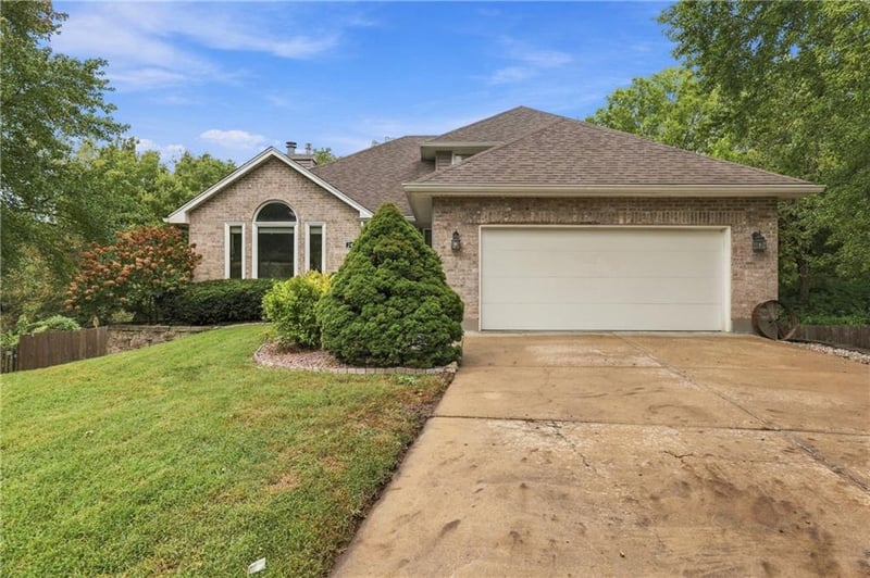 3650 SW Kimstin Cir, Blue Springs, MO 64015