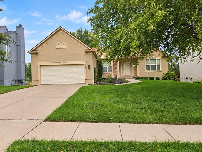 15593 S Blackfoot St, Olathe, KS 66062
