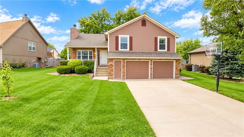 1406 Tabitha Ln, Greenwood, MO 64034