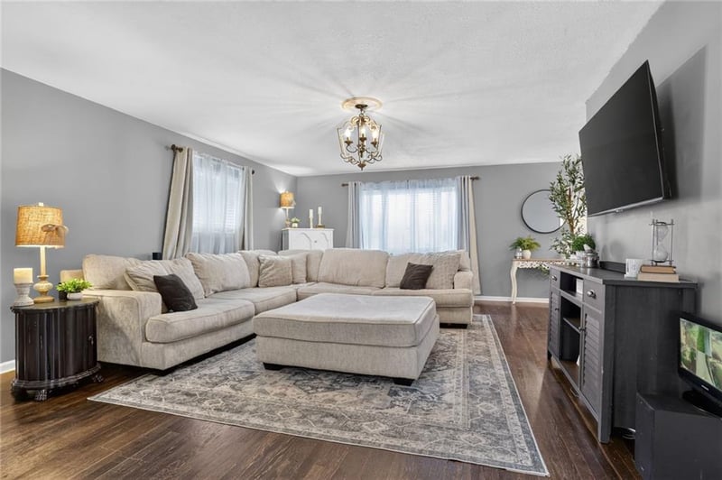 305 NW 60th Ter, Kansas City, MO 64118