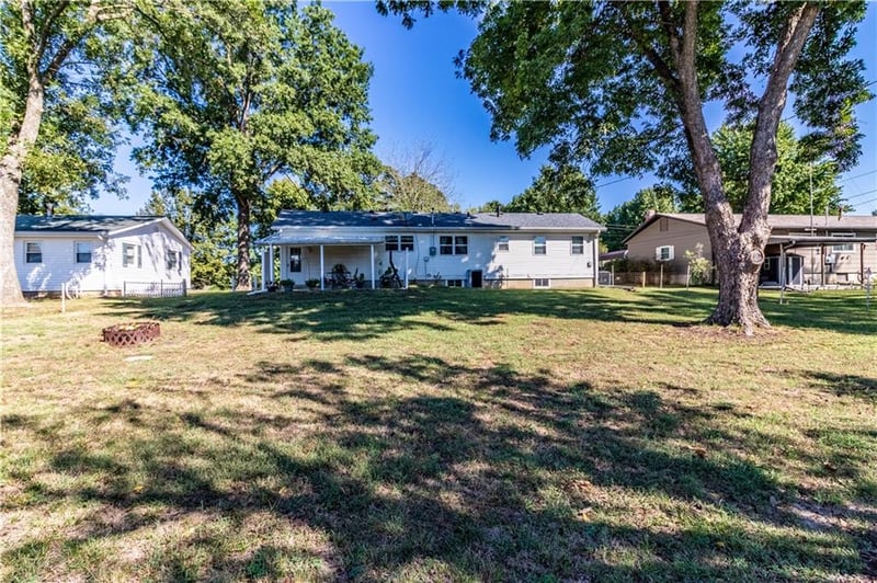 305 Hillcrest Dr, Windsor, MO 65360