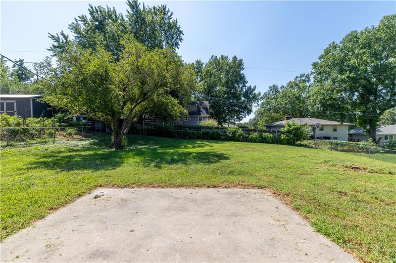 3426 Auburn Dr, St Joseph, MO 64506