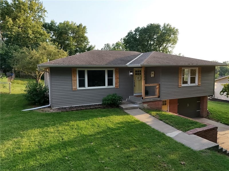 3426 Auburn Dr, St Joseph, MO 64506