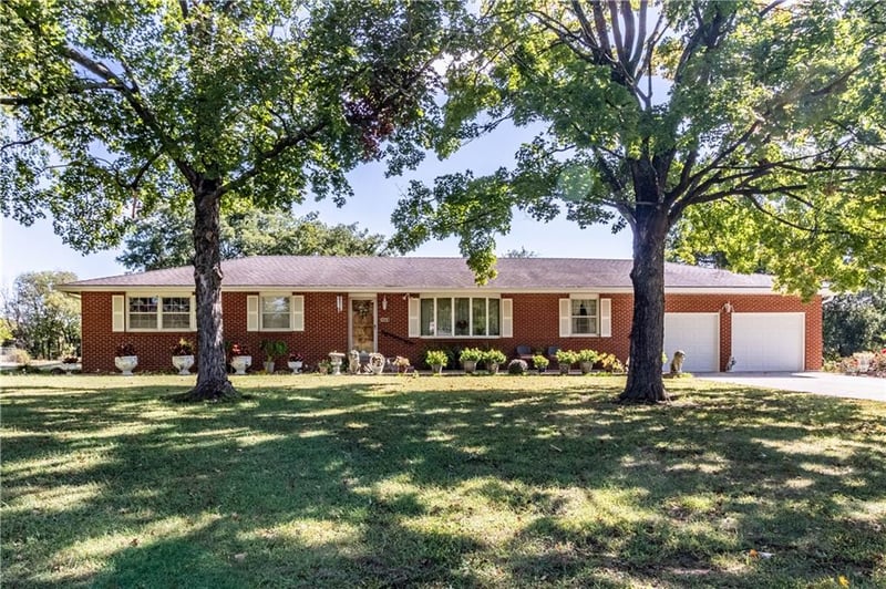 225 S County Line Rd, Windsor, MO 65360