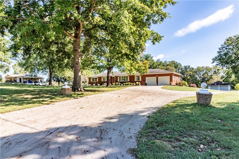 225 S County Line Rd, Windsor, MO 65360