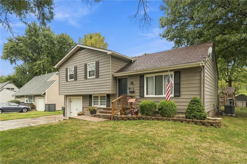 813 S Sunset Dr, Olathe, KS 66061