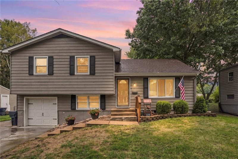 813 S Sunset Dr, Olathe, KS 66061
