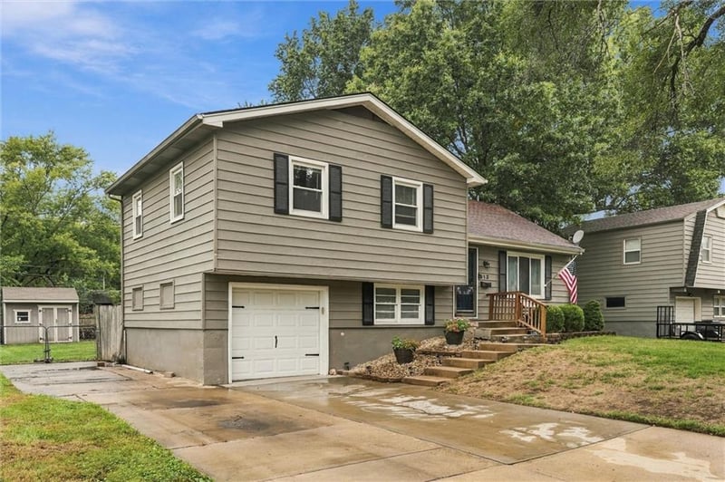813 S Sunset Dr, Olathe, KS 66061