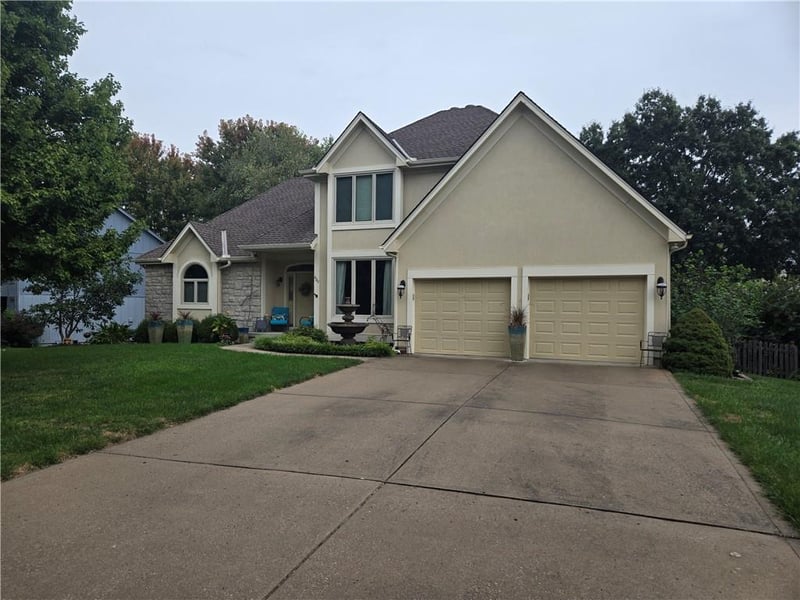 607 NW Brookhaven Dr, Lee's Summit, MO 64081