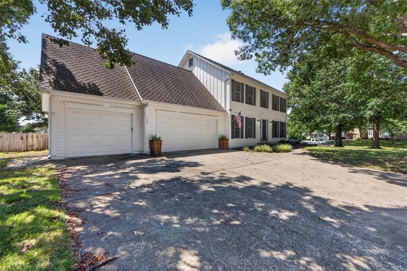 713 NW Eagle Ridge Cir, Lee's Summit, MO 64081
