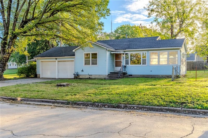 404 N State St, Yates Center, KS 66783