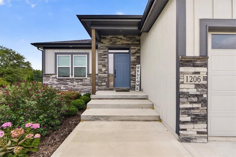 1206 Lady's Ln, Harrisonville, MO 64701