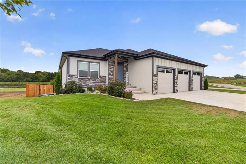 1206 Lady's Ln, Harrisonville, MO 64701
