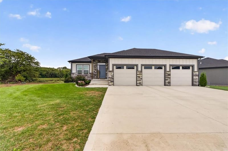 1206 Lady's Ln, Harrisonville, MO 64701