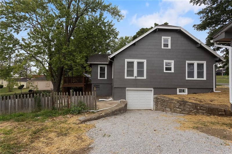 203 E 2nd St, Freeman, MO 64746