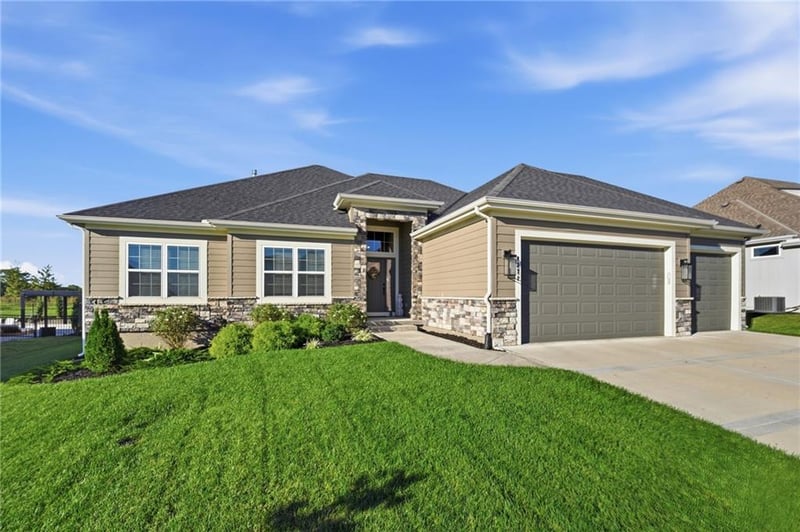 4372 Aspen Dr, Basehor, KS 66007