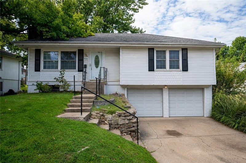 10708 E 32nd St, Independence, MO 64052