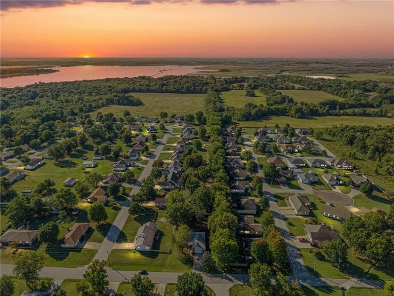112 Calvird Dr, Clinton, MO 64735