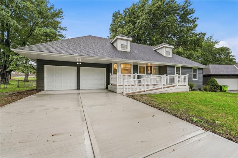609 SW Elwood Dr, Lee's Summit, MO 64081