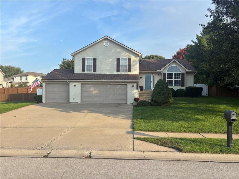1304 NE 104th Pl, Kansas City, MO 64155