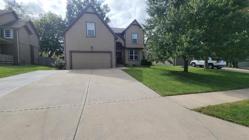 541 E Mockingbird St, Gardner, KS 66030