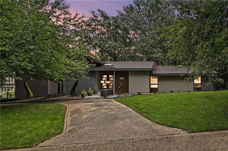12707 Cherokee Ln, Leawood, KS 66209