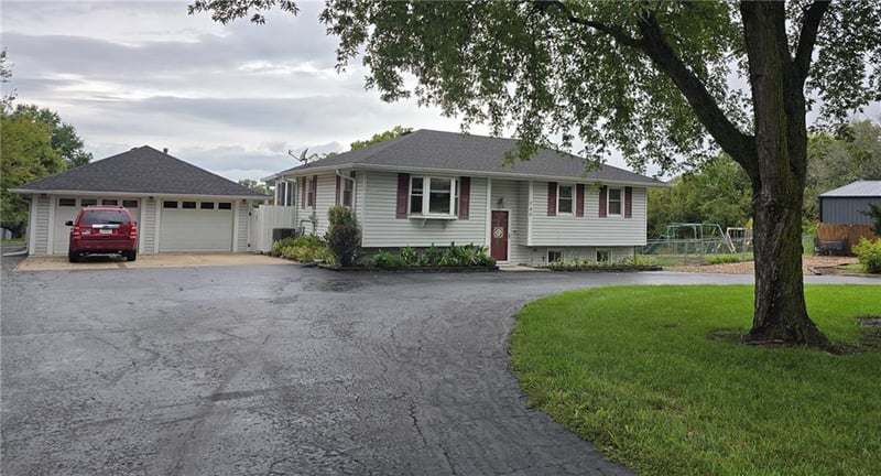 740 N 141st St, Bonner Springs, KS 66012