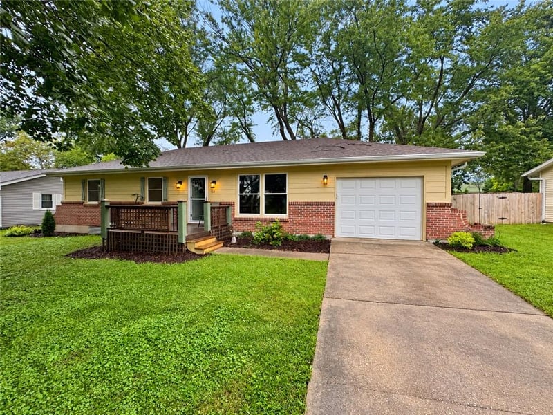 112 W 8th St, Kearney, MO 64060