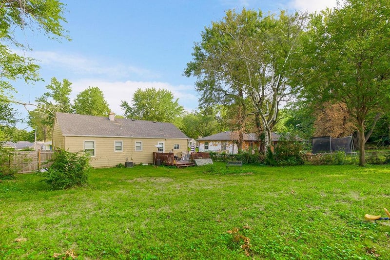 8805 E 73rd St, Raytown, MO 64133