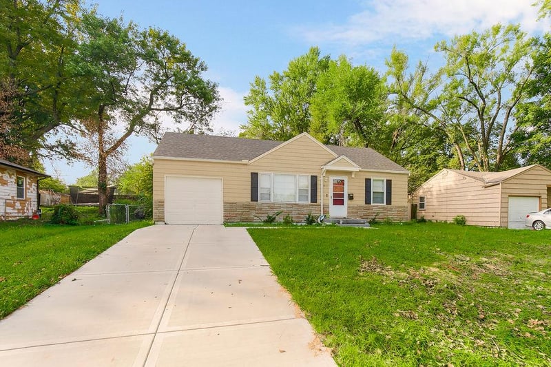 8805 E 73rd St, Raytown, MO 64133