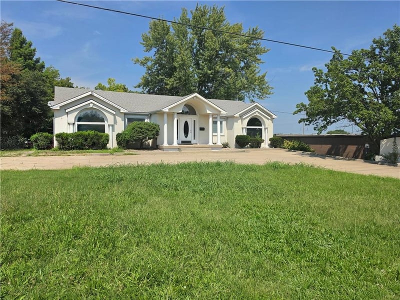 1101 Us 40 Hw, Blue Springs, MO 64015