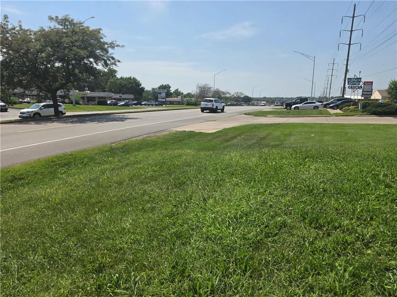 1101 Us 40 Hw, Blue Springs, MO 64015
