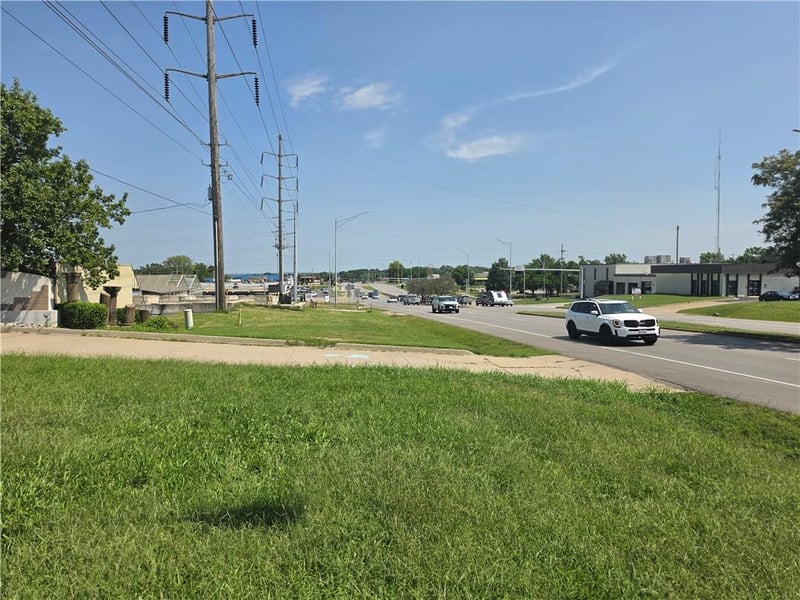 1101 Us 40 Hw, Blue Springs, MO 64015