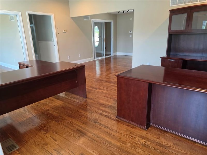1101 Us 40 Hw, Blue Springs, MO 64015