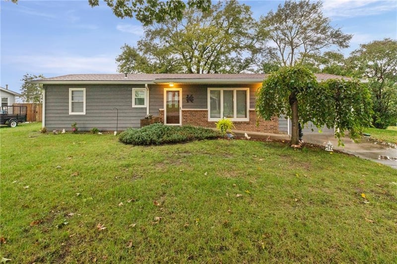205 S Westview Rd, Mclouth, KS 66054