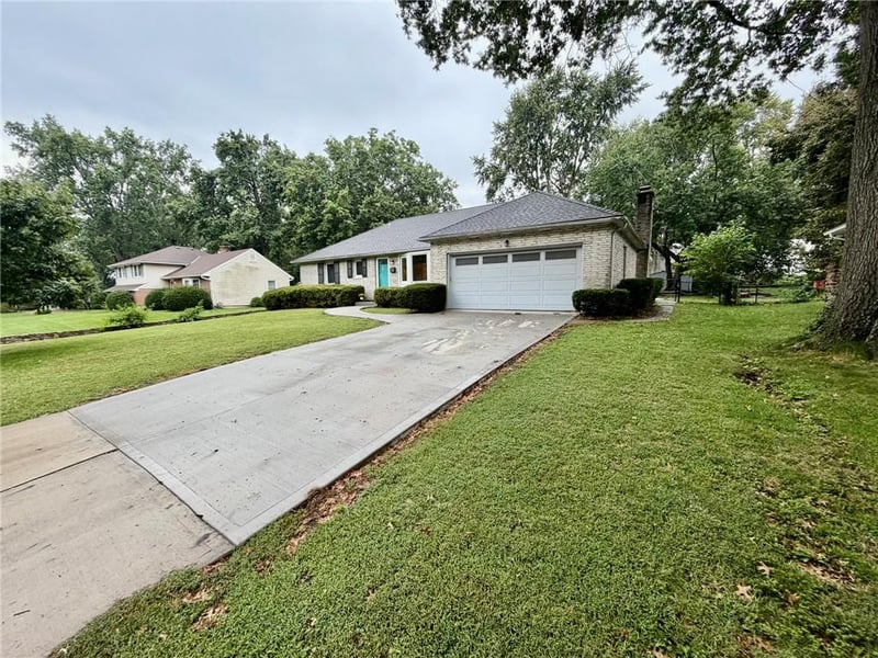8842 Foster Ln, Overland Park, KS 66212