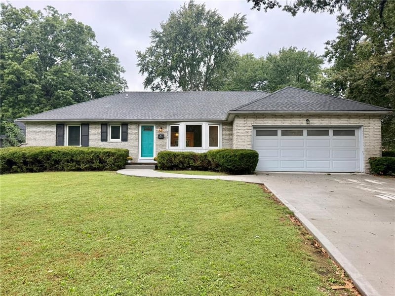 8842 Foster Ln, Overland Park, KS 66212