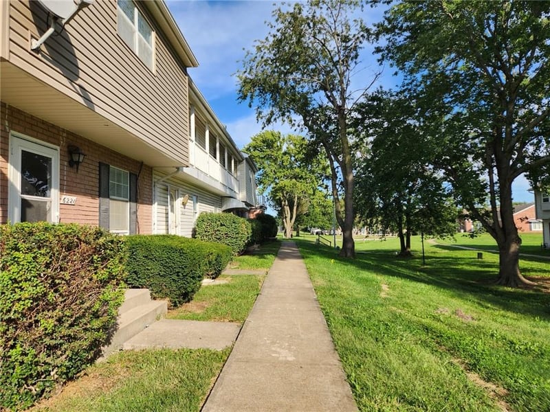 6221 E 127th St, Grandview, MO 64030