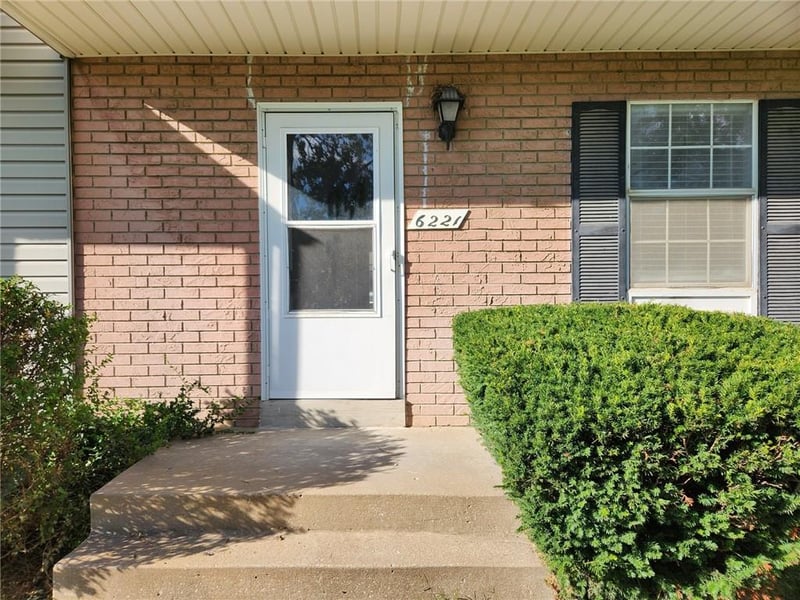 6221 E 127th St, Grandview, MO 64030