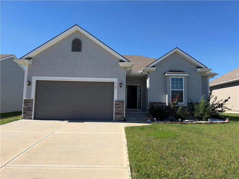 3725 NW Old Stagecoach Rd, Kansas City, MO 64154