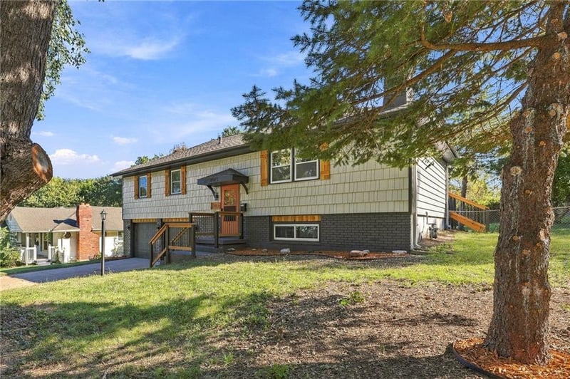 8915 E 57th St, Raytown, MO 64133