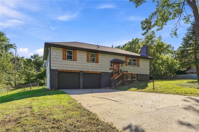 8915 E 57th St, Raytown, MO 64133
