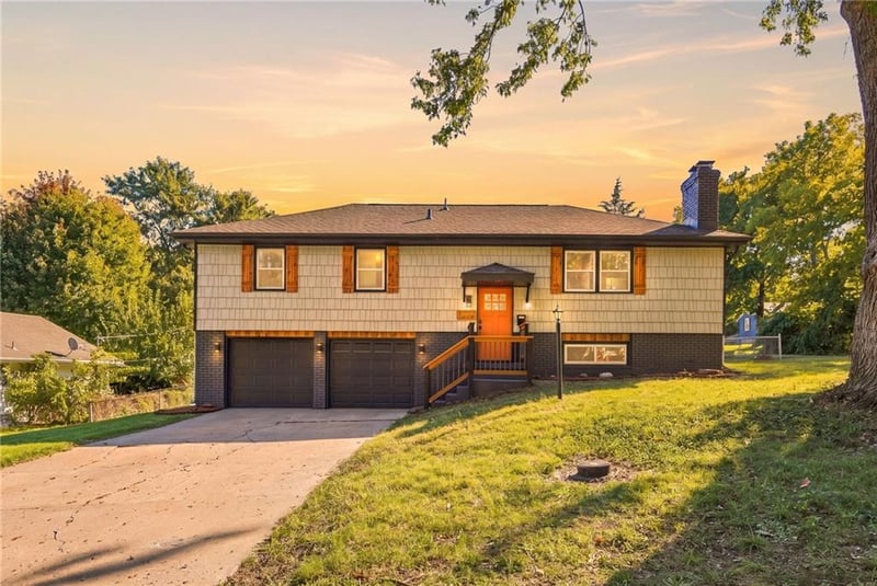 8915 E 57th St, Raytown, MO 64133
