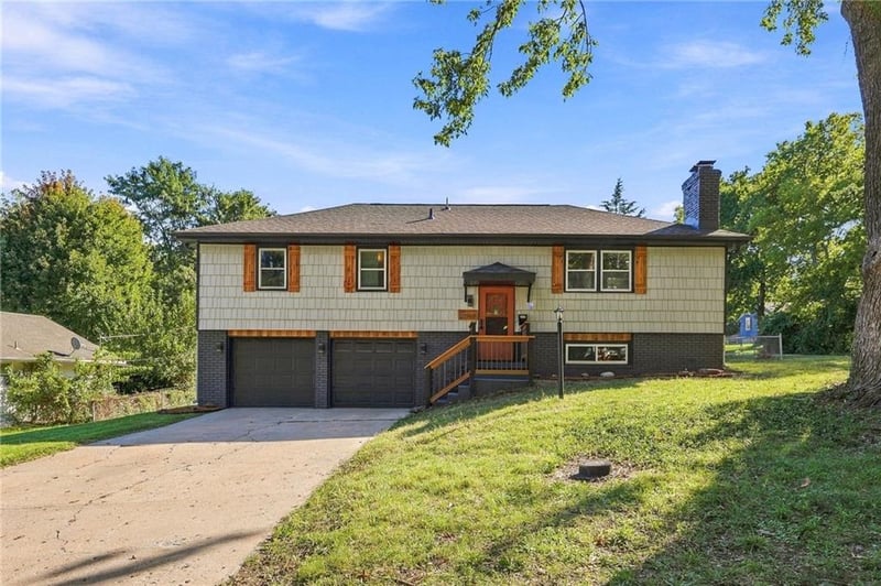 8915 E 57th St, Raytown, MO 64133