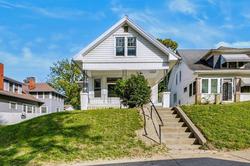 2325 S 15th St, St Joseph, MO 64503