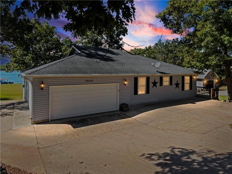 28233 Oxbow Dr, Warsaw, MO 65355
