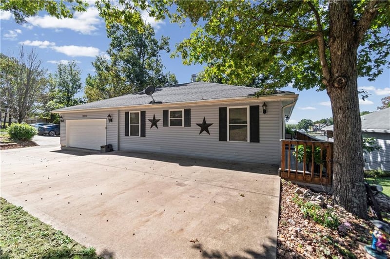 28233 Oxbow Dr, Warsaw, MO 65355