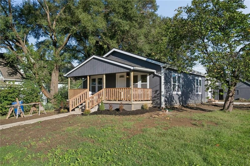 139 E 3rd St, Tonganoxie, KS 66086